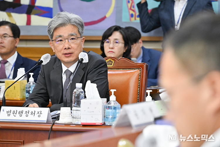 김상환 법원행정처장이 10일 서울 서초구 서초동 대법원에서 진행된 국회 법제사법위원회 대법원 및 법원행정처 등 산하기관에 대한 국정감사에서 의원의 질의에 답하고 있다. ⓒ사진공동취재단