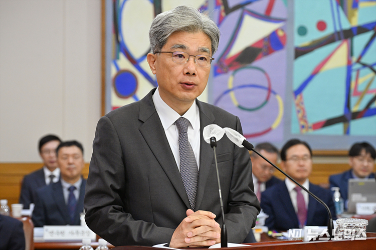 김상환 법원행정처장이 10일 서울 서초구 서초동 대법원에서 진행된 국회 법제사법위원회 대법원 및 법원행정처 등 산하기관에 대한 국정감사에서 업무보고를 하고있다. ⓒ사진공동취재단