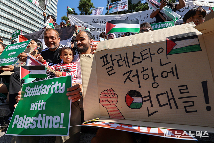 국내 이슬람단체인 '한국의 이슬람(Kore de Islam)'과 시민단체가 11일 서울 청계광장 인근에서 이스라엘의 가자 지구 폭격 중단과 팔레스타인 연대를 촉구하는 집회를 하고 있다. ⓒ정의철 기자