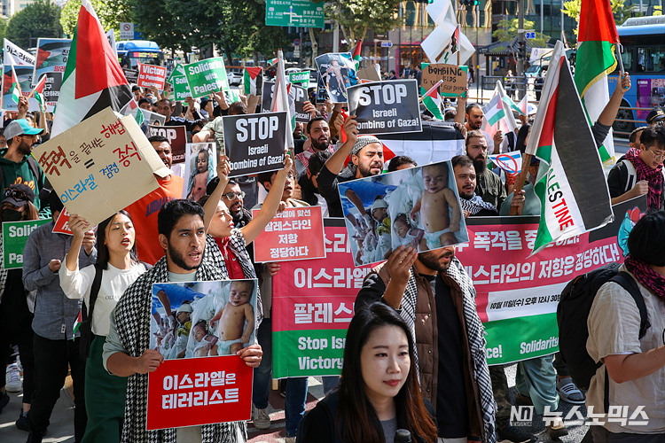 국내 이슬람단체인 '한국의 이슬람(Kore de Islam)'과 시민단체가 11일 서울 청계광장 인근에서 이스라엘의 가자 지구 폭격 중단과 팔레스타인 연대를 촉구하는 집회를 마친 후 이스라엘 대사관까지 행진하고 있다. ⓒ정의철 기자