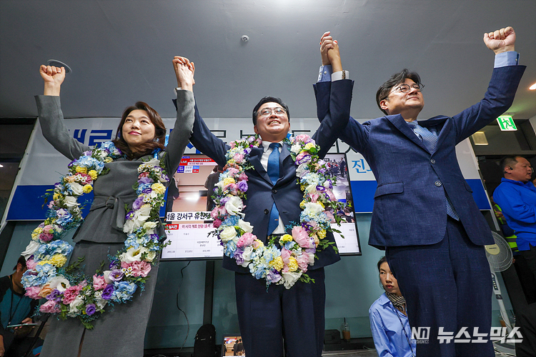 더불어민주당 진교훈 강서구청장 보궐선거 후보(가운데)가 11일 강서구 마곡동 선사무실에서 당선이 확실시 되자 배우자 박은지씨(왼쪽), 홍익표 원내대표와 기뻐하고 있다. ⓒ정의철 기자(현장공동취재)