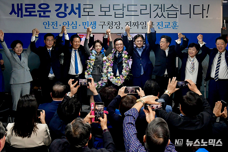 재보궐 선거에서 강서구청장 당선이 확실해진 진교훈 더불어민주당 후보와 지도부가 11일 서울 강서구 선거사무실에서 손을들어 인사하고 있다. ⓒ정의철 기자(현장공동취재)
