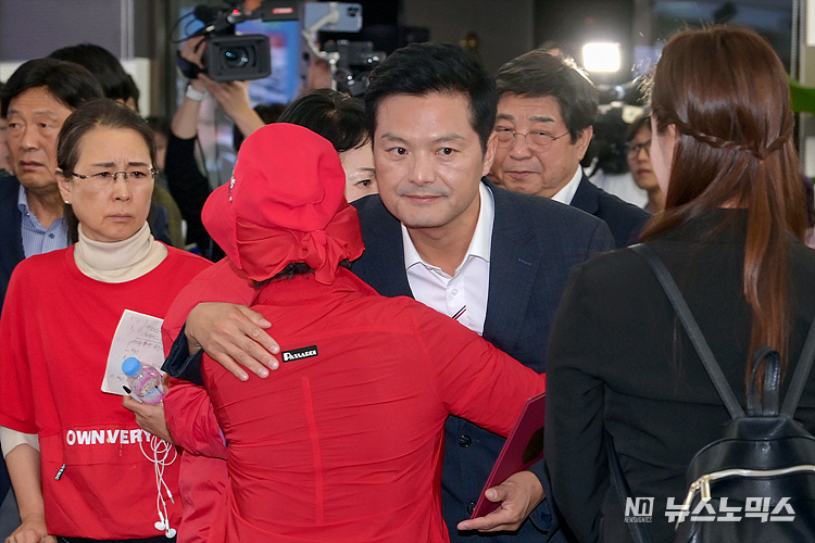 서울 강서구청장 보궐선거에 진교훈 더불어민주당 후보의 당선이 확실시된 가운데 김태우 국민의힘 강서구청장 후보자가 11일 서울 강서구 마곡동 선거사무소에서 지지자들과 인사를 나누고 있다. ⓒ정의철 기자(현장공동취재)