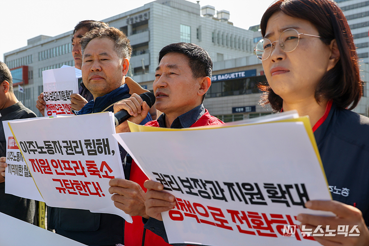 민주노총과 한국노총, 전국 이주노동인권 사회단체가 공동으로 12일 서울 용산구 대통령실 앞에서 '이주노동자 권리 침해, 지원 인프라 축소 등 정부 이주노동 정책 규탄 기자회견'을 하고 있다. ⓒ정의철 기자