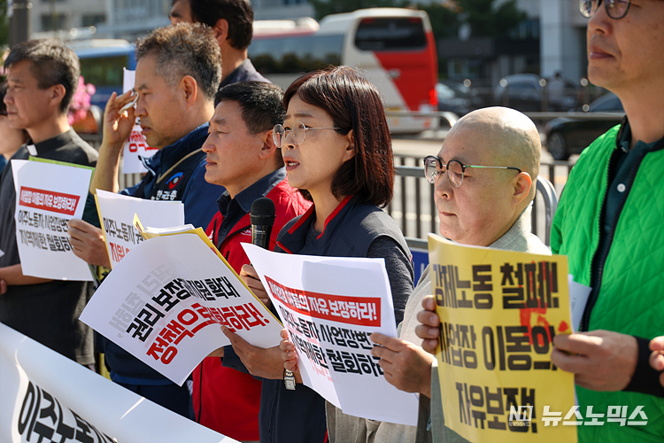 민주노총과 한국노총, 전국 이주노동인권 사회단체가 공동으로 12일 서울 용산구 대통령실 앞에서 '이주노동자 권리 침해, 지원 인프라 축소 등 정부 이주노동 정책 규탄 기자회견'을 하고 있다. ⓒ정의철 기자