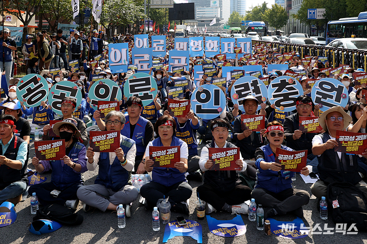 민주노총 공공운수노조 조합원들이 12일 서울 세종대로에서 '민영화 저지! 공공성 강화! 직무선과급제 분쇄! 노정교섭 쟁취!'를 위한 공공운수노조 공동파업대회를 열고 구호를 외치고 있다. ⓒ정의철 기자