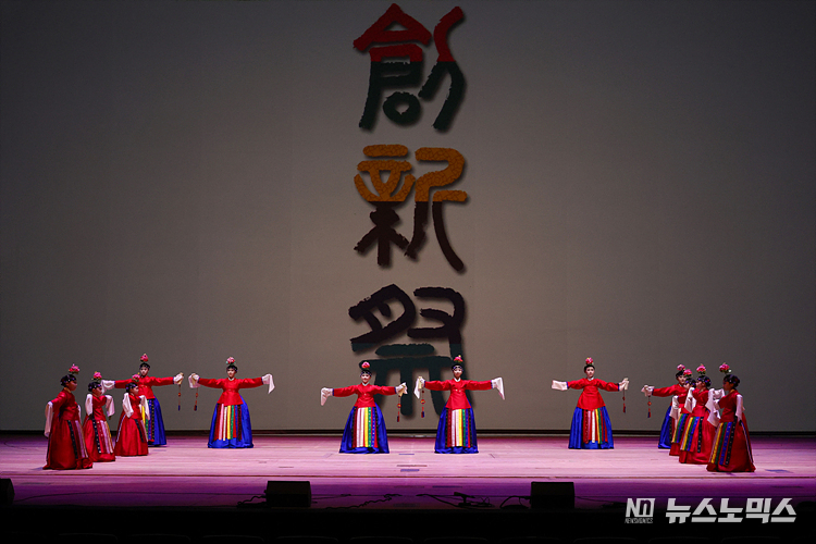 13일 서울 종로구 세종문화회관 태극장에서 크라운해태제과 주최 창신제 공연 리허설이 진행되고 있다. 창신제는 옛 것을 바탕으로 새로움을 창조한다는 법고창신(法古創新)을 주제로 국내 민간기업이 주최하는 최대규모의 전통음악공연이다. ⓒ정의철 기자