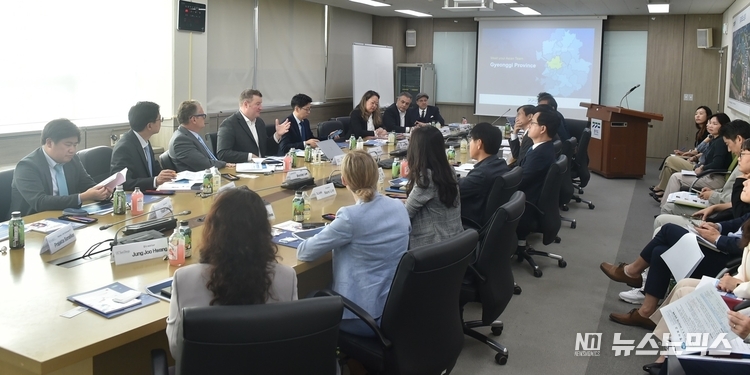 경기도는 16일 경기도경제과학진흥원에서 미국 최대 민간 바이오협회인 바이오콤 캘리포니아와 바이오기업들을 만나 경기도와 미국 간 바이오산업 글로벌 협력네트워크 확대 방안을 모색했다./사진=경기도
