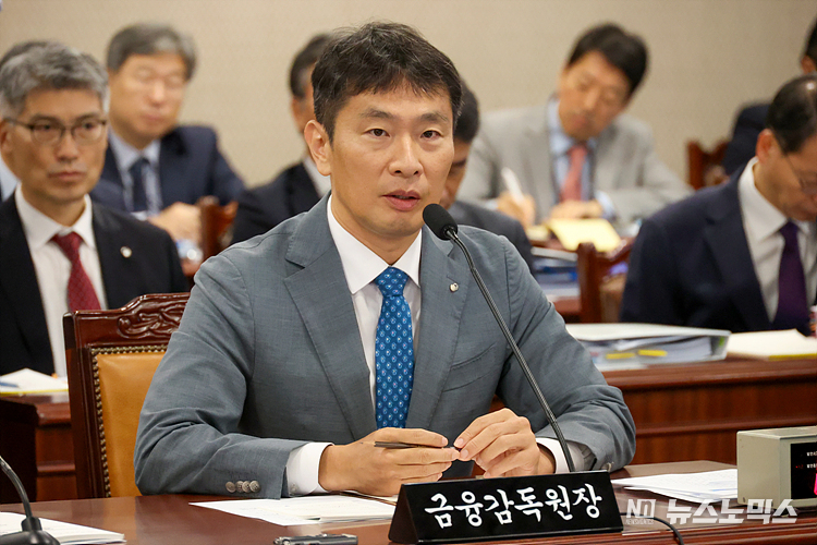 17일 서울 여의도 금융감독원에서 6년만에 현장국감이 진행된 국회 정무위원회의 금융감독원 국정감사에서 이복현 금융감독원장이 의원들 질의에 답변하고 있다. ⓒ정의철 기자