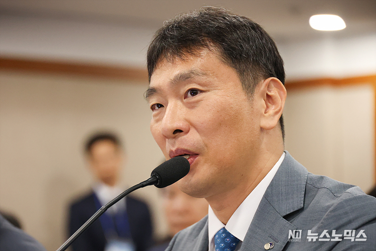 17일 서울 여의도 금융감독원에서 6년만에 현장국감이 진행된 국회 정무위원회의 금융감독원 국정감사에서 이복현 금융감독원장이 의원들 질의에 답변하고 있다. ⓒ정의철 기자