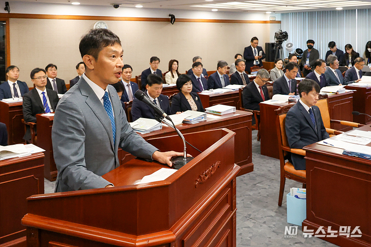 17일 서울 여의도 금융감독원에서 6년만에 현장국감이 진행된 국회 정무위원회의 금융감독원 국정감사에서 이복현 금융감독원장이 업무ㅂ고를 하고 있다. ⓒ정의철 기자