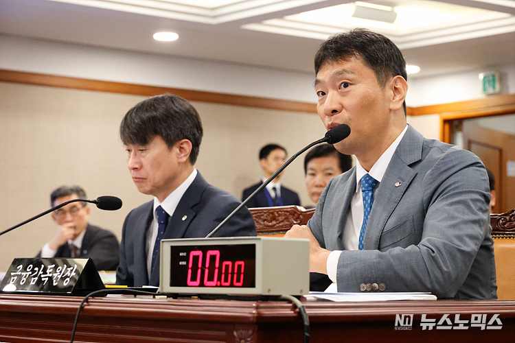 17일 서울 여의도 금융감독원에서 6년만에 현장국감이 진행된 국회 정무위원회의 금융감독원 국정감사에서 이복현 금융감독원장이 의원들 질의에 답변하고 있다. ⓒ정의철 기자