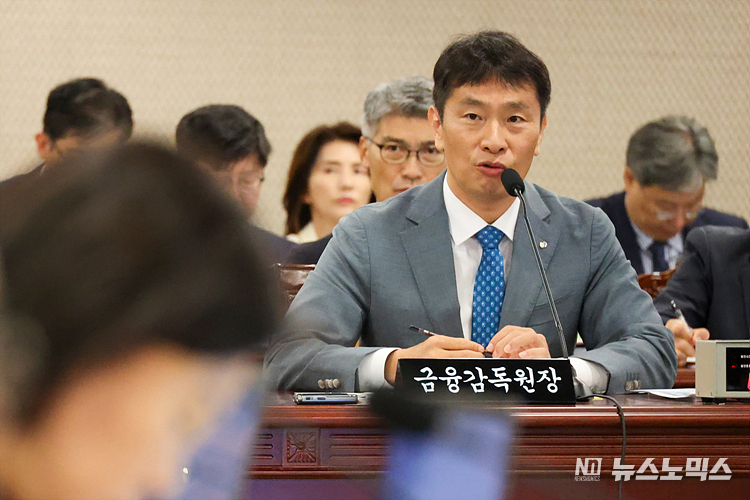 17일 서울 여의도 금융감독원에서 6년만에 현장국감이 진행된 국회 정무위원회의 금융감독원 국정감사에서 이복현 금융감독원장이 의원들 질의에 답변하고 있다. ⓒ정의철 기자