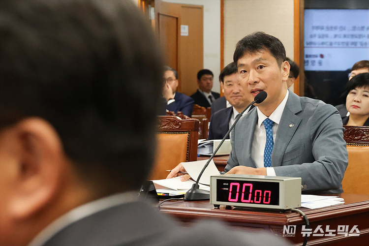 17일 서울 여의도 금융감독원에서 6년만에 현장국감이 진행된 국회 정무위원회의 금융감독원 국정감사에서 이복현 금융감독원장이 의원들 질의에 답변하고 있다. ⓒ정의철 기자