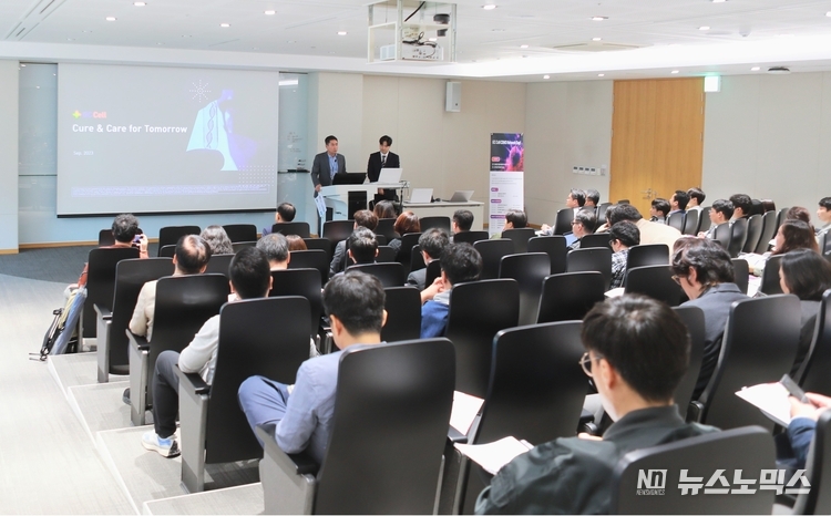 19일 경기도 용인에 위치한 본사에서 30여곳의 협력사, 60여명의 관계자를 초청한 CDMO 네트워크 데이에서 한준희 부문장이 회사 소개를 하고 있다