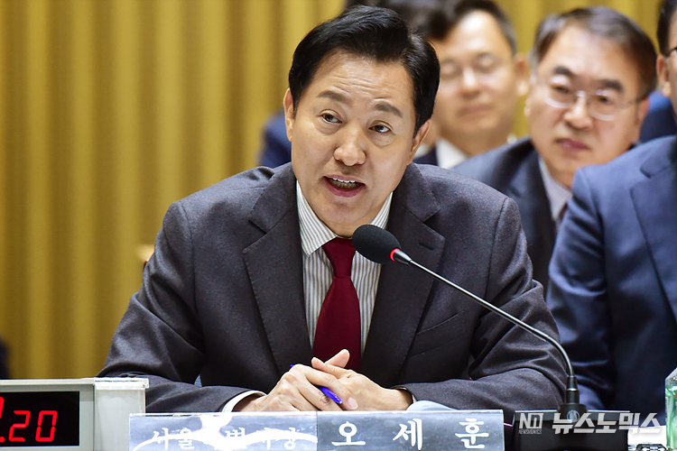 오세훈 서울시장이 23일 서울시청에서 열린 서울시청에 대한 국회 국토교통위원회 국정감사에서 의원들 질의에 답변하고 있다.. ⓒ정의철 기자