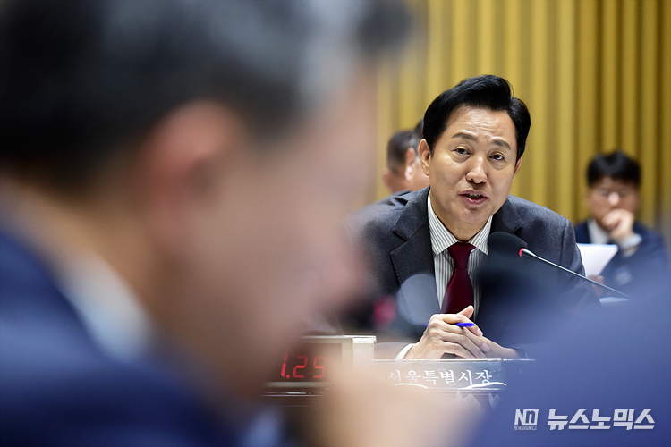 오세훈 서울시장이 23일 서울시청에서 열린 서울시청에 대한 국회 국토교통위원회 국정감사에서 의원들 질의에 답변하고 있다.. ⓒ정의철 기자