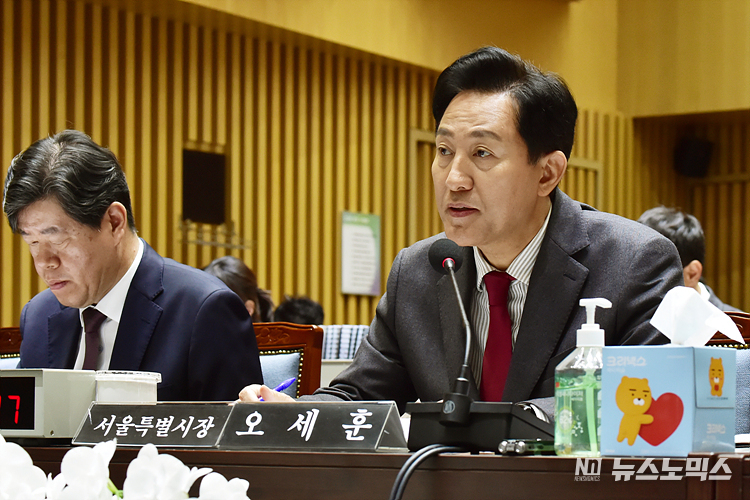 오세훈 서울시장이 23일 서울시청에서 열린 서울시청에 대한 국회 국토교통위원회 국정감사에서 의원들 질의에 답변하고 있다.. ⓒ정의철 기자
