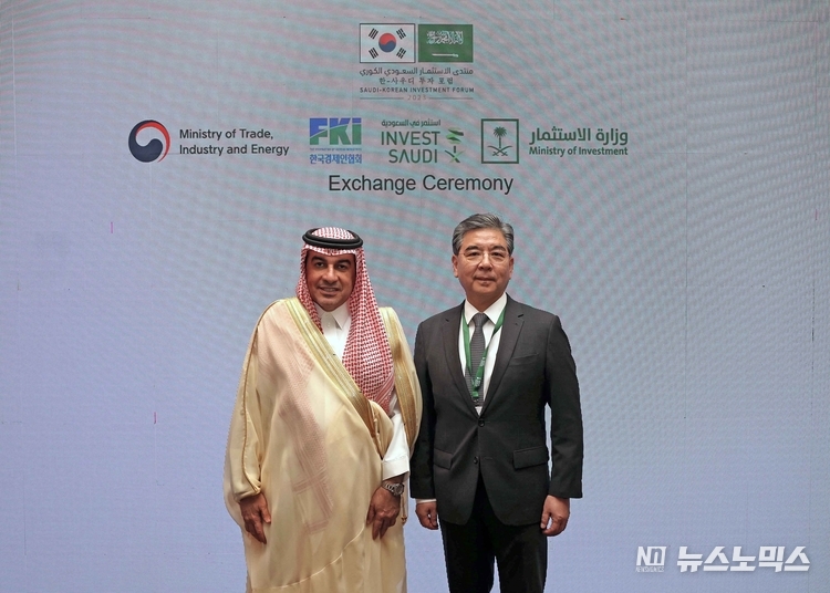 22일(현지 시각) 사우디아라비아 리야드(Riyadh)에서 바르드 알바드르(Badr AlBadr) 사우디 투자부 차관, 장재훈 현대자동차 사장이 함께 기념촬영을 하고 있다.