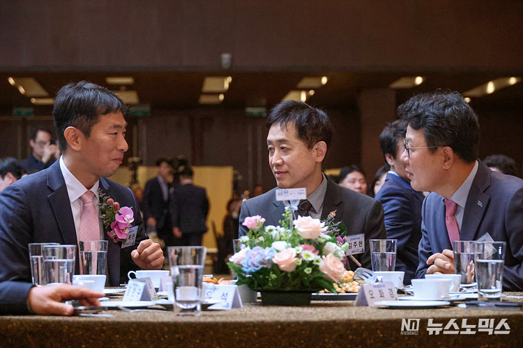 이복현 금융감독원장(왼쪽부터), 김주현 금융원장, 김광수 은행연합회장이 24일 서울 영등포구 여의도 63컨벤션센터에서 열린 제8회 금융의 날 기념식에 참석해 대화하고 있다. ⓒ정의철 기자