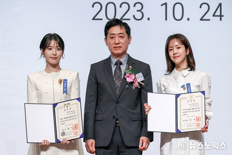 김주현 금융위원장이 24일 서울 영등포구 여의도 63컨벤션센터에서 열린 제8회 금융의 날 기념식에서 대통령 표창 수상자 가수 아이유(이지은)와 국무총리표창 수상자 배우 한지민과 기념촬영하고 있다. ⓒ정의철 기자