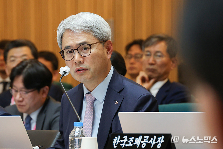 윤희성 한국수출입은행장이 24일 서울 영등포구 한국수출입은행 본점에서 열린 국회 기획재정위원회 한국수출입은행·한국조폐공사·한국투자공사·한국재정정보원·한국원산지정보원에 대한 국정감사에서 의원 질의에 답하고 있다. ⓒ정의철 기자