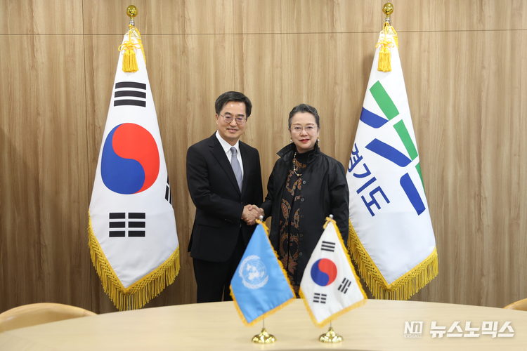 24일 오후 경기도청에서 김동연 경기지사와 유엔(UN) 산하기구인 아시아·태평양 경제사회위원회(ESCAP) 아미다 살시아 엘리스자바나(Armida Salsiah Alisjahbana) 사무총장이 면담했다.