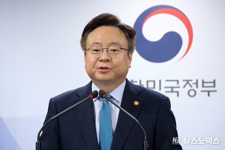 조규홍 보건복지부 장관이 26일 서울 광화문 정부서울청사에서 지역 및 필수 의료 혁신 이행을 위한 추진계획을 브리핑하고 있다. ⓒ정의철 기자
