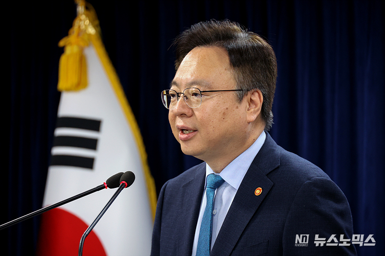 조규홍 보건복지부 장관이 26일 서울 광화문 정부서울청사에서 지역 및 필수 의료 혁신 이행을 위한 추진계획을 브리핑하고 있다. ⓒ정의철 기자