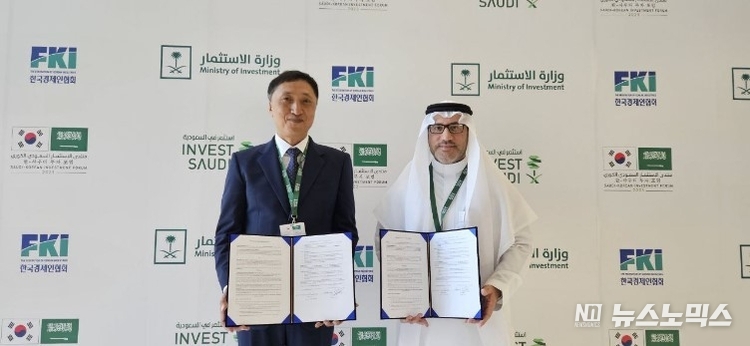 김만용 피라인모터스 대표와 Salah Al Abdul Latif ENERCO 사업총괄이 전기차 및 충전 인프라 사업 전반에 관한 MOU를 체결한 뒤 기념 촬영을 하고 있다