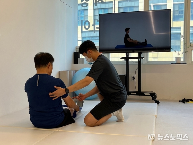 가천대학교 휴먼보건과학융합연구소와 건강한공간이 AI 기반 운동재활 서비스를 활용한 무릎재활의 효과성을 검증했다