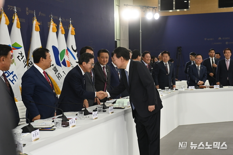 27일 경북도청에서 열린 제5회 중앙지방협력회의에서 윤석열 대통령과 김동연 경기지사가 악수를 나누고 있다./사진=경기도
