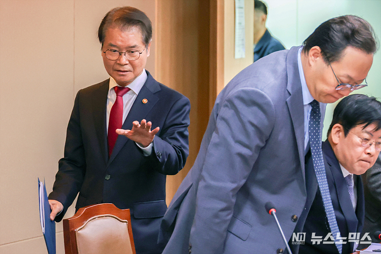 이정식 고용노동부 장관(왼쪽)이 30일 서울 중구 서울지방고용노동청에서 열린 '민생현장 기관장 회의'에 참석하고 있다. ⓒ정의철 기자