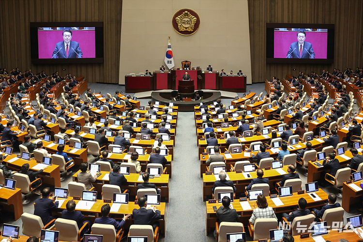 윤석열 대통령이 31일 서울 국회 본회의장에서 2024년도 예산안 및 기금운용계획안 시정 연설을 하고 있다. ⓒ정의철 기자