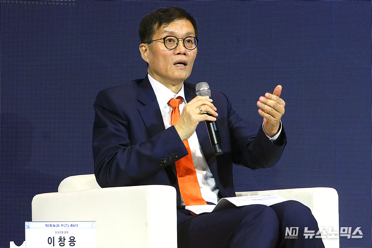 이창용 한국은행 총재가 1일 서울 중구 한국은행에서 열린 ‘제2회 한은-대한상의 공동 세미나’에서 이종화 고려대 경제학과 교수와 좌담회를 갖고 있다. ⓒ정의철 기자