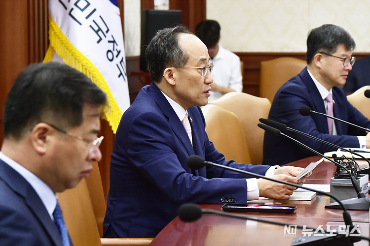 추경호 경제부총리 겸 기획재정부 장관이 2일 서울 세종로 정부서울청사에서 열린 비상경제장관회의 겸 물가관계장관회의에 참석해 발언하고 있다. ⓒ정의철 기자