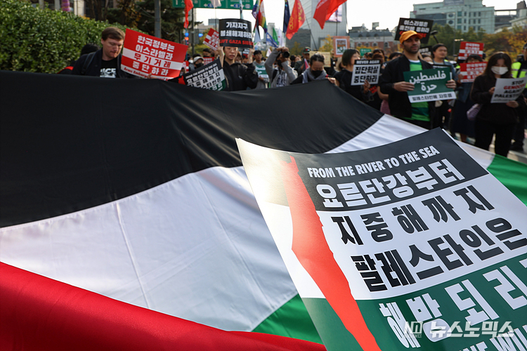 재한 팔레스타인인들과 시민단체가 4일 서울 청계천로 주한이스라엘 대사관 인근에서 이스라엘의 가자 지구에 대한 무차별 공습과 지상군 공격을 규탄하고 있다. 집회 참가자들은 이스라엘의 무차별적인 공격으로 사자와 서안 지구에서 8천 명 이상이 사망했으며 가자 지구에서만 어린이 사망자가 3천여 명이 사망했고 6천여 명이 다쳤다고 주장했다. ⓒ정의철 기자
