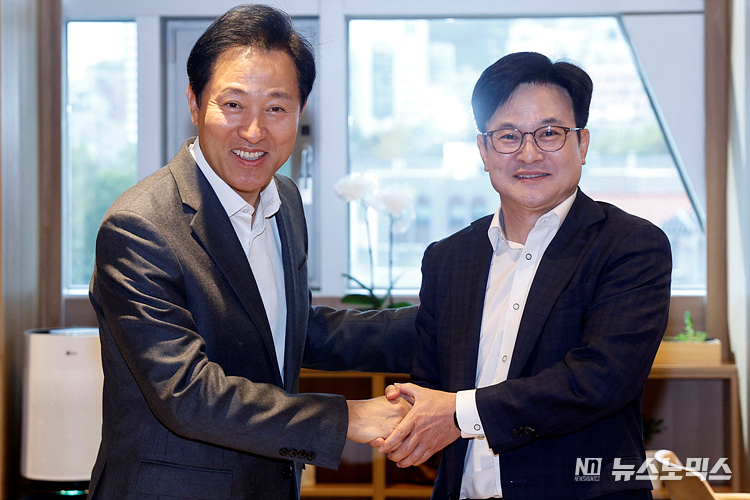 오세훈 서울시장(왼쪽)과 김병수 김포시장이 6일 서울 중구 서울시청에서 김포시의 공식적인 서울 편입 방안을 논의하기 위해 만나고 있다. ⓒ정의철 기자(현장공동취재)