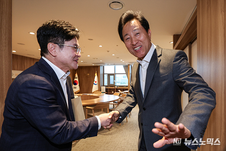 오세훈 서울시장(오른쪽)과 김병수 김포시장이 6일 서울 중구 서울시청에서 김포시의 공식적인 서울 편입 방안을 논의하기 위해 만나고 있다. ⓒ정의철 기자(현장공동취재)
