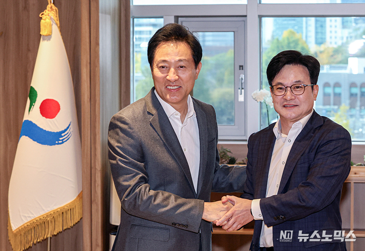 오세훈 서울시장(왼쪽)과 김병수 김포시장이 6일 서울 중구 서울시청에서 김포시의 공식적인 서울 편입 방안을 논의하기 위해 만나고 있다. ⓒ정의철 기자(현장공동취재)