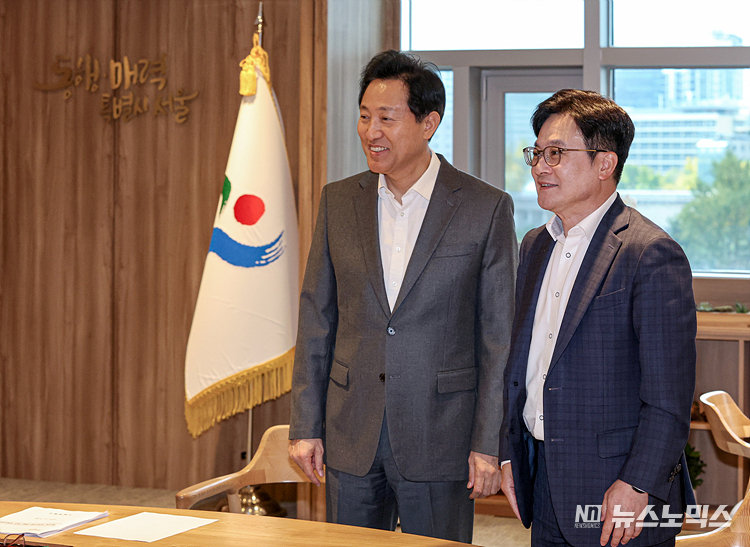 오세훈 서울시장(왼쪽)과 김병수 김포시장이 6일 서울 중구 서울시청에서 김포시의 공식적인 서울 편입 방안을 논의하기 위해 만나고 있다. ⓒ정의철 기자(현장공동취재)