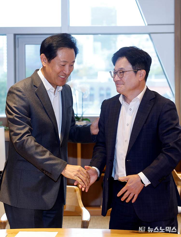 오세훈 서울시장(왼쪽)과 김병수 김포시장이 6일 서울 중구 서울시청에서 김포시의 공식적인 서울 편입 방안을 논의하기 위해 만나고 있다. ⓒ정의철 기자(현장공동취재)