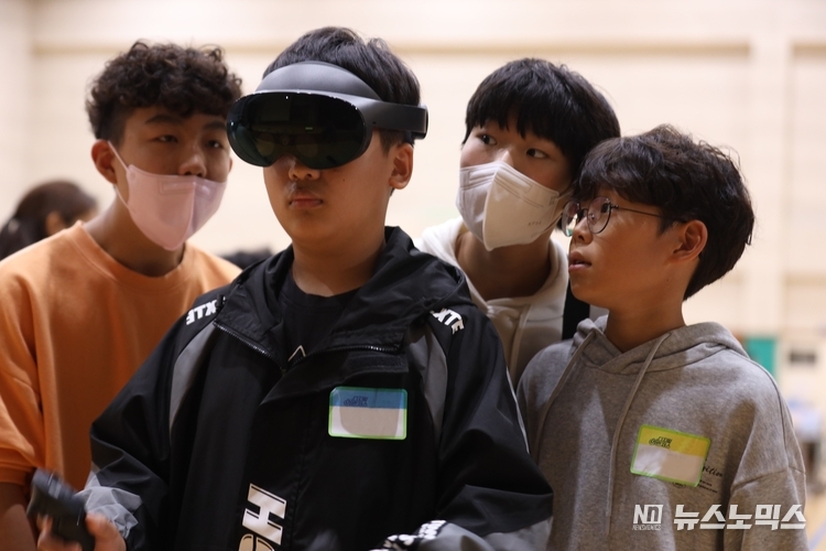 지난 4일 전남 광양 용강초교에서 열린 ‘엄마, 아빠와 함께하는 메타버스 & AI 캠프’ 참가 학생들이 ‘메타 퀘스트 프로’를 체험하고 있다