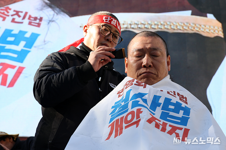 최명호 철도노조 위원장 등 지도부가 7일 서울 여의도 국외 앞에서 열린 민영화 촉진법 폐지 철도노동자 총력결의대회에서 삭발하고 있다. ⓒ정의철 기자