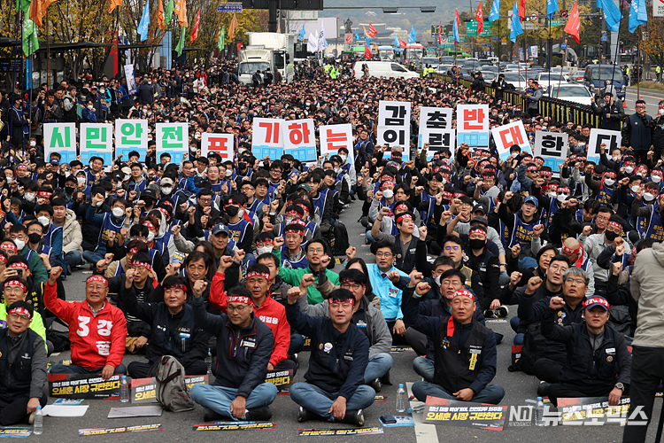 서울교통공사노조가 9일 서울 세종로 서울시청 인근에서 '서울교통공사노조 총파업 투쟁 승리 출정식'을 열고 사측이 추진하는 인원 감축과 안전업무 외주화를 규탄하고 있다. ⓒ정의철 기자