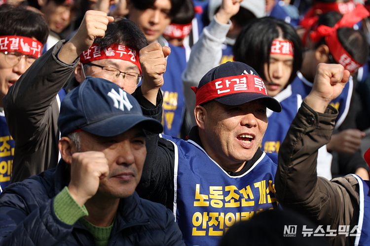 서울교통공사노조가 9일 서울 세종로 서울시청 인근에서 '서울교통공사노조 총파업 투쟁 승리 출정식'을 열고 사측이 추진하는 인원 감축과 안전업무 외주화를 규탄하고 있다. ⓒ정의철 기자