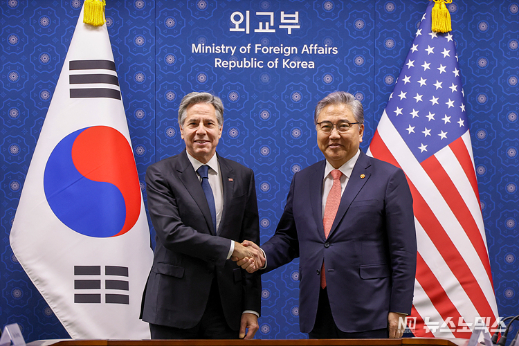 박진 외교부장관(오른쪽)과 토니 블링컨 미국 국무장관이 9일 서울 세종로 외교부 양자회의실에서 양자회담에 앞서 기념촬영하고 있다. ⓒ정의철 기자(현장공동취재)