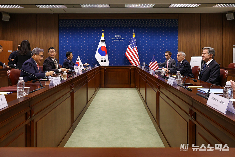 박진 외교부장관(왼쪽)과 토니 블링컨 미국 국무장관이 9일 서울 세종로 외교부 양자회의실에서 양자회담을 하고 있다. ⓒ정의철 기자(현장공동취재)
