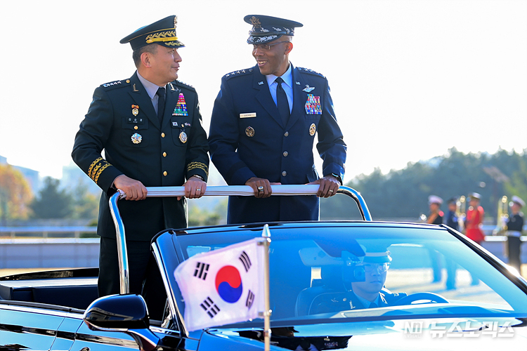 김승겸 합참의장과 찰스 브라운 미 합참의장(오른쪽)이 12일 국방부에서 열린 환영 의장행사에서 사열하고 있다. ⓒ사진공동취재단