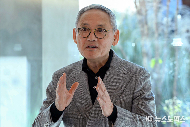 유인촌 문화체육관광부 장관이 13일 서울 종로구 북촌 설화수의 집에서 열린 '2023-2024 한국방문의 해' 계기 관광 전략 간담회에서 모두발언을 하고 있다. ⓒ정의철 기자(현장공동취재)